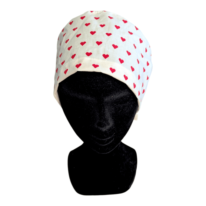 Le motif à petits cœurs rouges apporte une ambiance chaleureuse et rassurante, tout en restant sobre