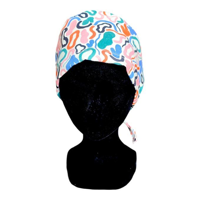 formes organiques dansantes aux tons bleu, orange, vert, rose et marine sur fond blanc, pour une tou