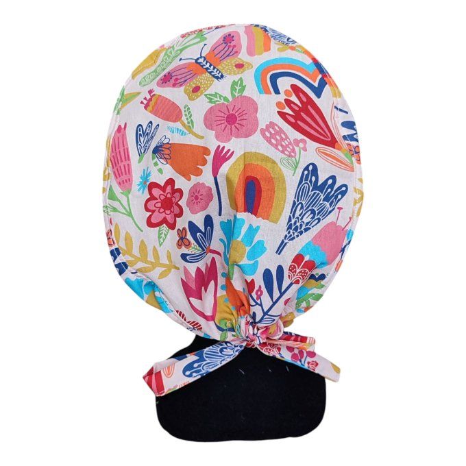 ce calot se pare d’un motif floral éclatant, mêlant fleurs roses, oranges, bleues et rouges sur un f