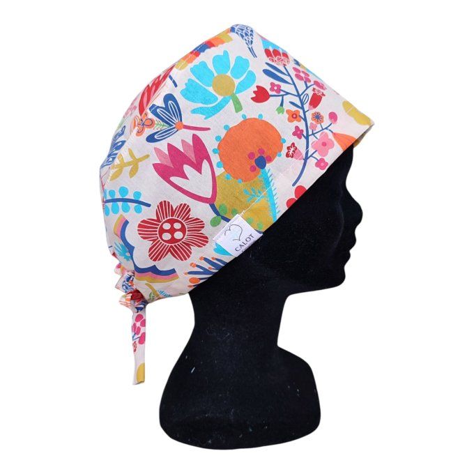ce calot se pare d’un motif floral éclatant, mêlant fleurs roses, oranges, bleues et rouges sur un f