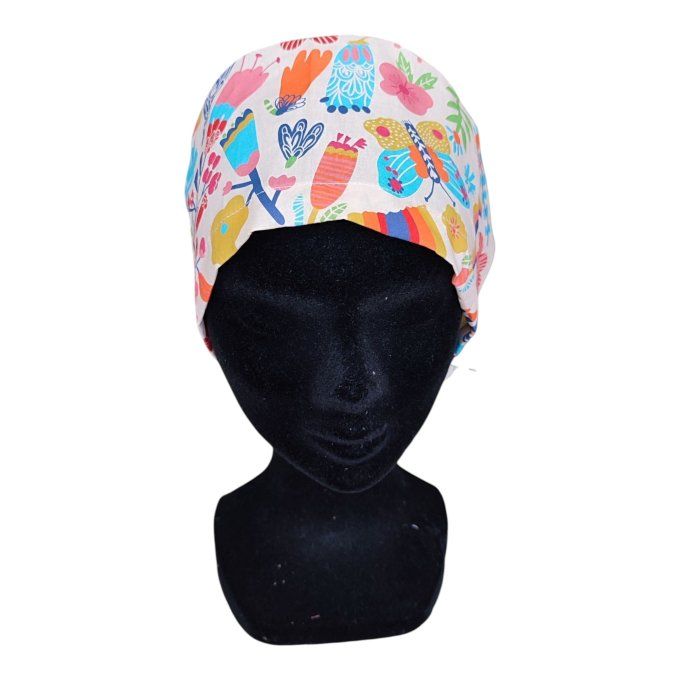 ce calot se pare d’un motif floral éclatant, mêlant fleurs roses, oranges, bleues et rouges sur un f