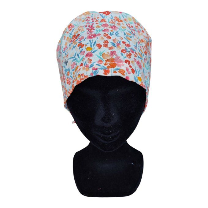 ses fines fleurs aux tons orange, corail, rouge et turquoise, disposées sur un fond blanc cassé, cré