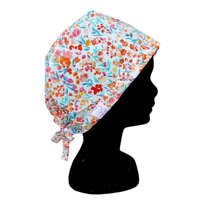 ses fines fleurs aux tons orange, corail, rouge et turquoise, disposées sur un fond blanc cassé, cré