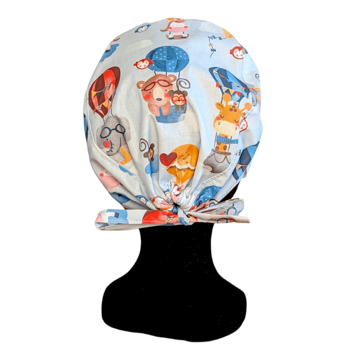 Calot médical Animaux en Fête – girafes singes pingouins fond bleu ciel – cousu main Normandie