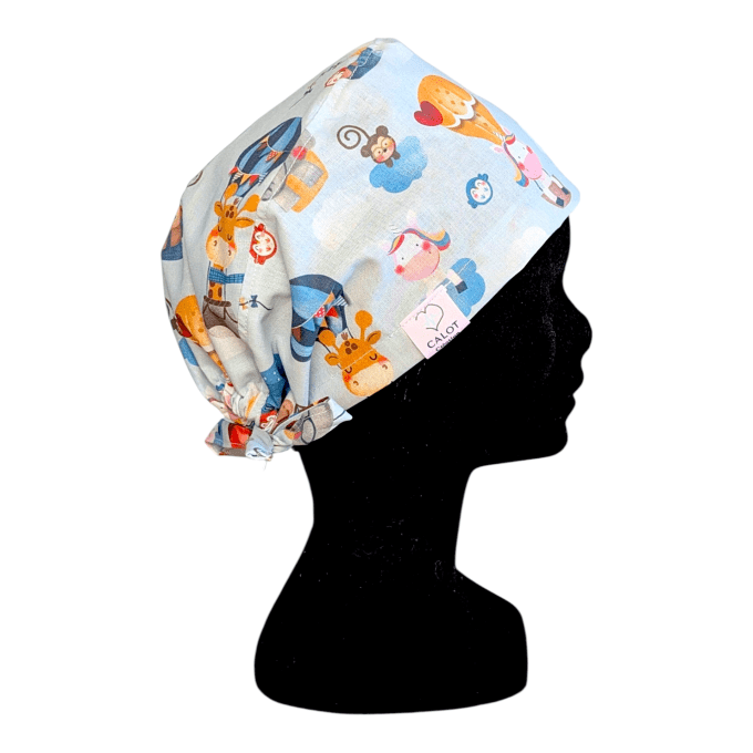 Calot médical Animaux en Fête – girafes singes pingouins fond bleu ciel – cousu main Normandie