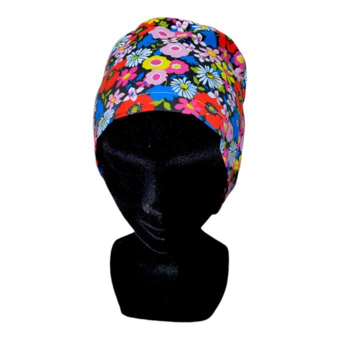 un fond noir mettant en valeur de magnifiques fleurs aux couleurs vives (rouge, bleu, rose, violet),