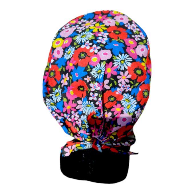 un fond noir mettant en valeur de magnifiques fleurs aux couleurs vives (rouge, bleu, rose, violet),