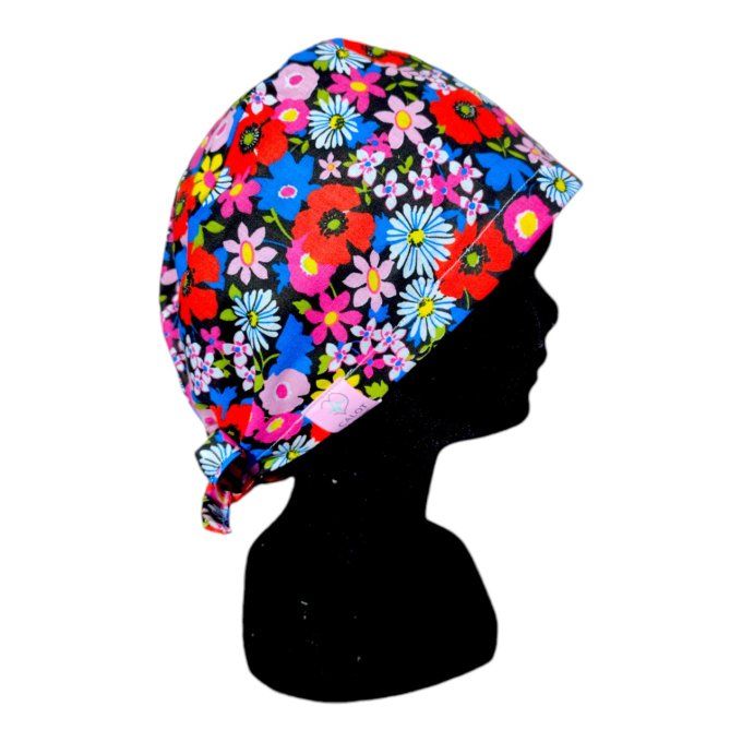 un fond noir mettant en valeur de magnifiques fleurs aux couleurs vives (rouge, bleu, rose, violet),