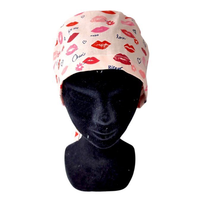 imprimé de baisers rouges, roses et fuchsia, avec des mots doux comme "kiss", "love", "bisou", ce ca