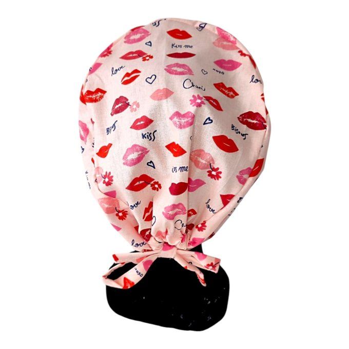 imprimé de baisers rouges, roses et fuchsia, avec des mots doux comme "kiss", "love", "bisou", ce ca