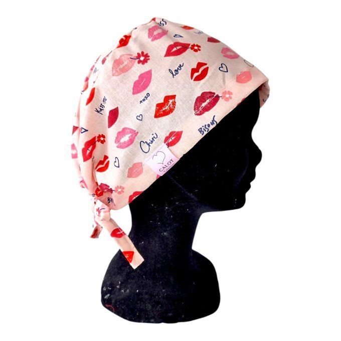 imprimé de baisers rouges, roses et fuchsia, avec des mots doux comme "kiss", "love", "bisou", ce ca