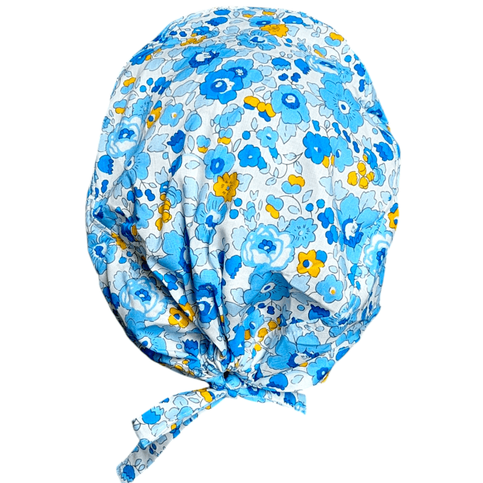 Avec son imprimé de fleurs bleues ponctuées de touches jaunes vives, ce calot rappelle la fraîcheur 
