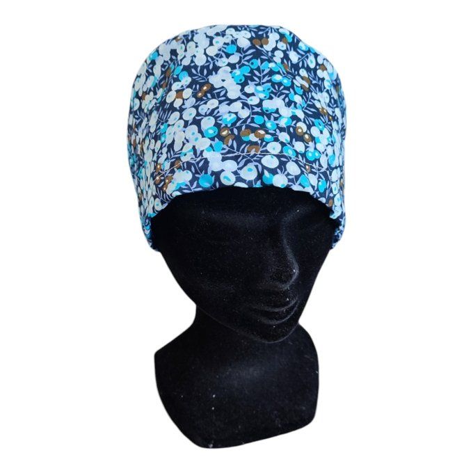 son tissu bleu foncé est rehaussé de petites fleurs délicates en nuances de bleu, blanc et doré, app