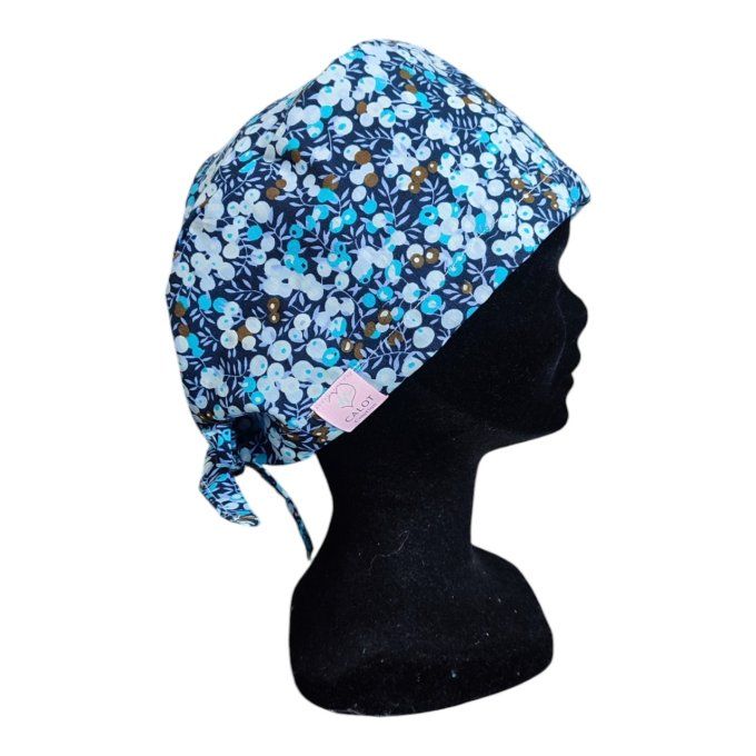 son tissu bleu foncé est rehaussé de petites fleurs délicates en nuances de bleu, blanc et doré, app
