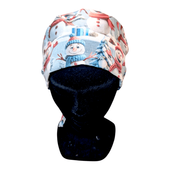 ses adorables bonhommes de neige vêtus d’écharpes et de bonnets colorés évoquent la joie simple des 