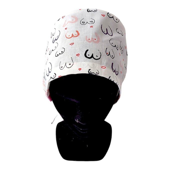 son fond blanc est sublimé par des motifs artistiques de poitrines esquissées en noir, rose et viole