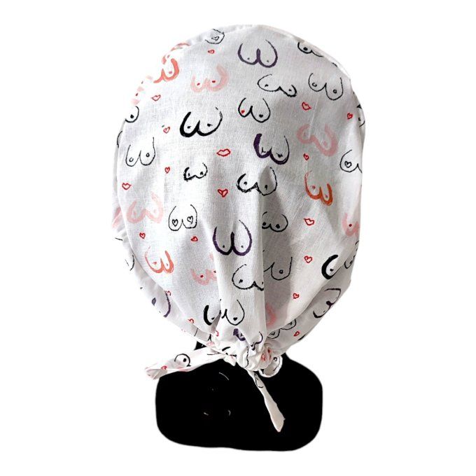 son fond blanc est sublimé par des motifs artistiques de poitrines esquissées en noir, rose et viole