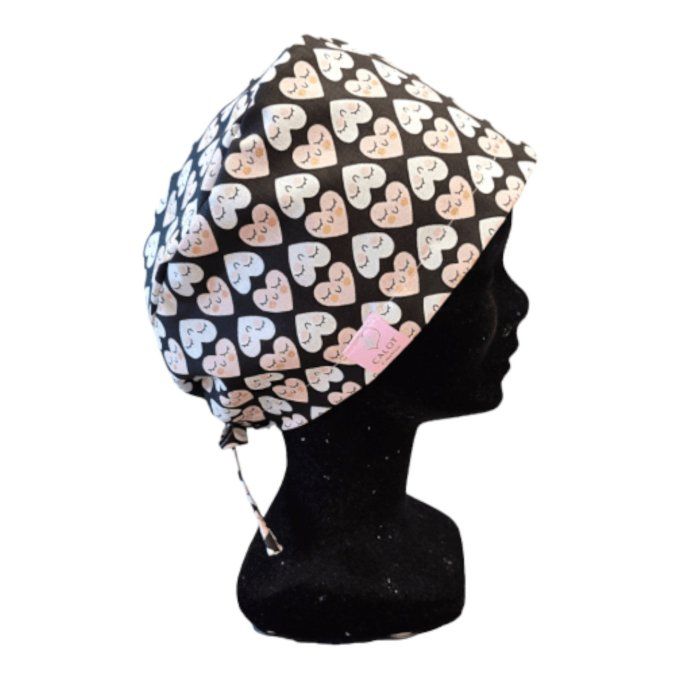 des petits cœurs à yeux fermés en rose pâle et blanc sur fond graphique noir et blanc – un équilibre
