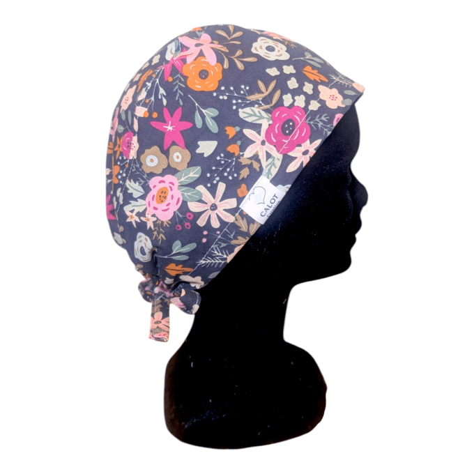 leurs colorées, feuillages délicats, nuances de bleu profond et touches vives