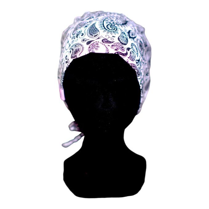 son tissu blanc est sublimé par des motifs noirs d’inspiration paisley, apportant une touche d’éléga