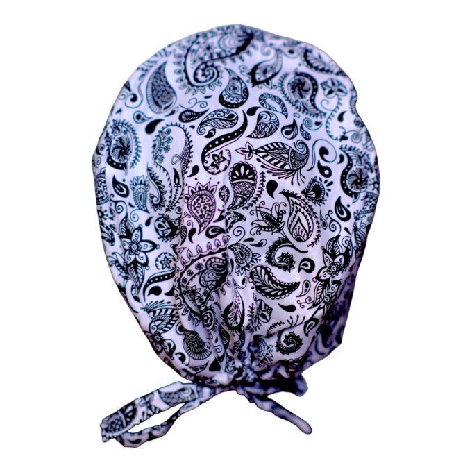 son tissu blanc est sublimé par des motifs noirs d’inspiration paisley, apportant une touche d’éléga