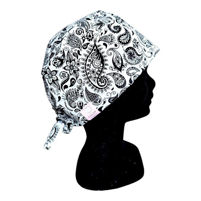 son tissu blanc est sublimé par des motifs noirs d’inspiration paisley, apportant une touche d’éléga