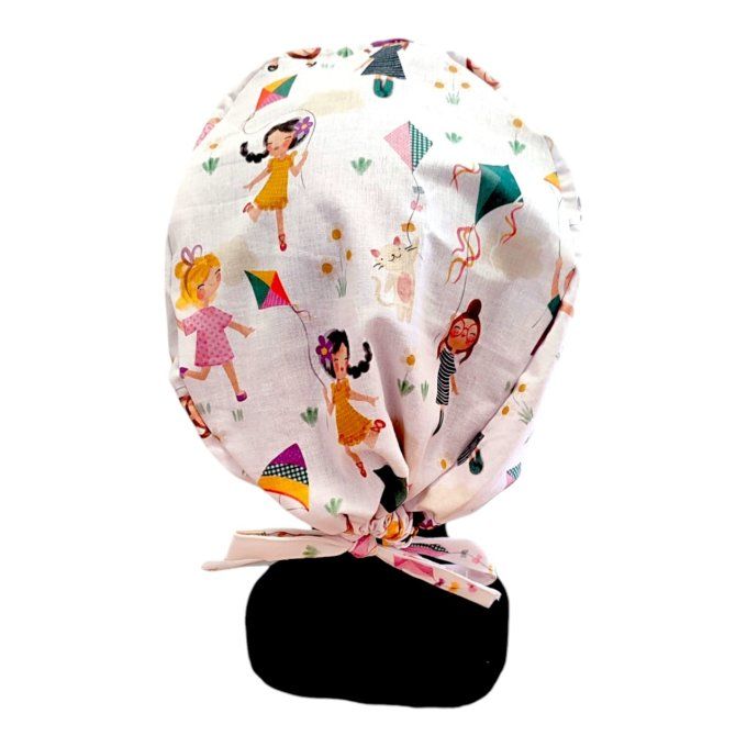 un fond blanc parsemé de jolies illustrations de fillettes jouant avec des cerfs-volants colorés, po