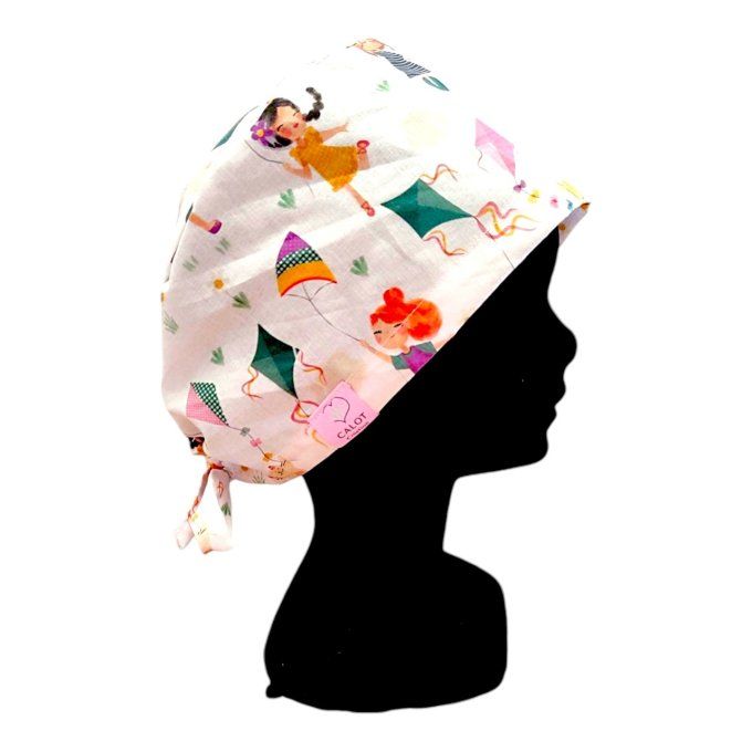 un fond blanc parsemé de jolies illustrations de fillettes jouant avec des cerfs-volants colorés, po