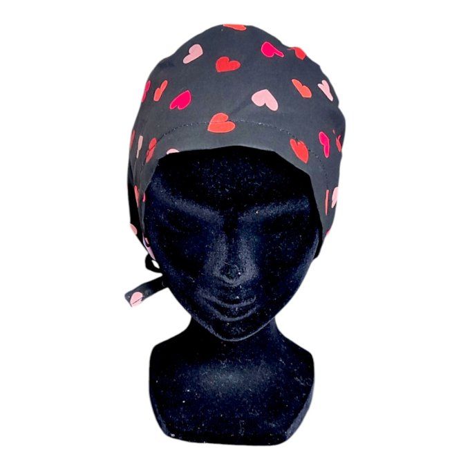des petits cœurs rouges, roses et fuchsia sur fond noir viennent habiller ce calot avec délicatesse,