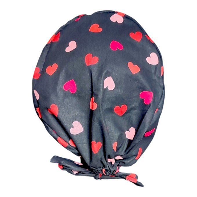des petits cœurs rouges, roses et fuchsia sur fond noir viennent habiller ce calot avec délicatesse,