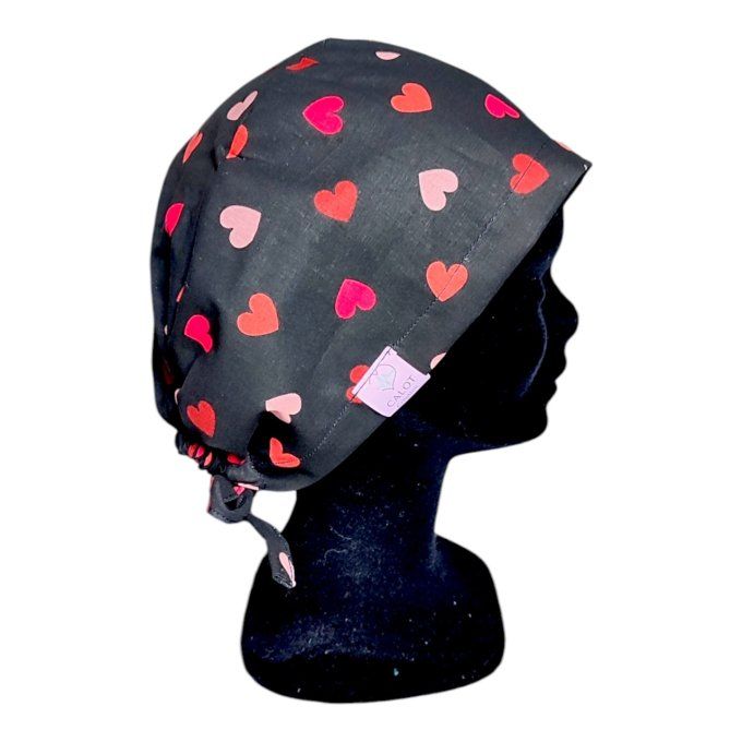 des petits cœurs rouges, roses et fuchsia sur fond noir viennent habiller ce calot avec délicatesse,