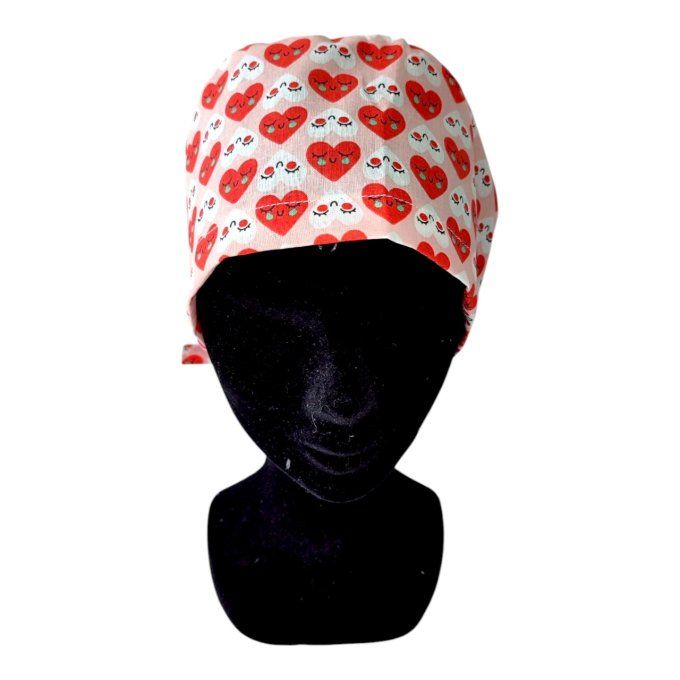 des petits cœurs rouges souriants battent à l’unisson sur un fond clair, pour un look tendre, positi