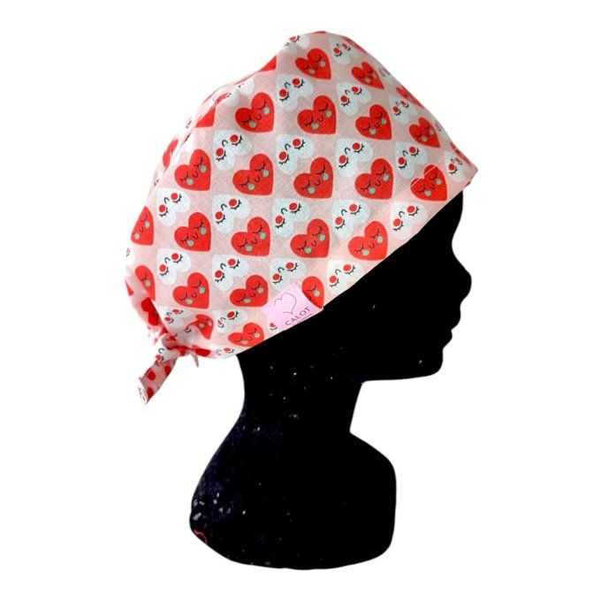 des petits cœurs rouges souriants battent à l’unisson sur un fond clair, pour un look tendre, positi