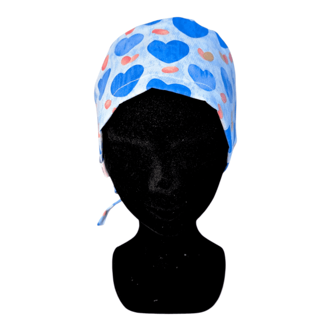 Le calot Cœur Bleu séduit par son imprimé de cœurs aux nuances de bleu, ponctués de petites touches 