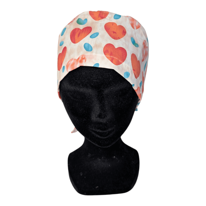 Le calot Cœur Rouge séduit par son imprimé de cœurs rouges intenses, sublimés par un fond orangé lum