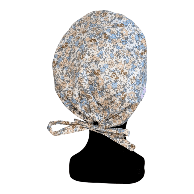 Calot médical Douceur Fleurie – petites fleurs bleu pêche caramel fond crème – cousu main Normandie