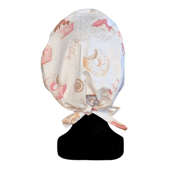 Calot médical Douceurs Sucrées – donuts cupcakes roses fond crème – cousu main Normandie