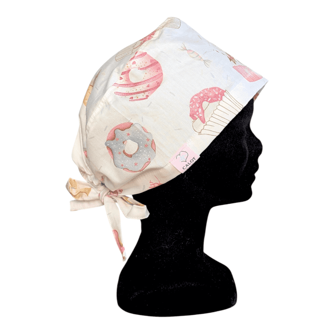 Calot médical Douceurs Sucrées – donuts cupcakes roses fond crème – cousu main Normandie