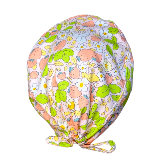 Le calot Fleurs de Fraises séduit par son imprimé délicat mêlant fraises et petites fleurs