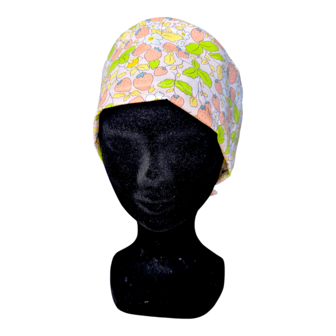 Le calot Fleurs de Fraises séduit par son imprimé délicat mêlant fraises et petites fleurs