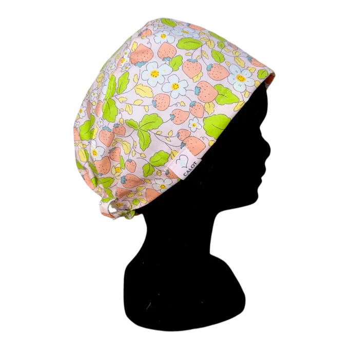 Le calot Fleurs de Fraises séduit par son imprimé délicat mêlant fraises et petites fleurs