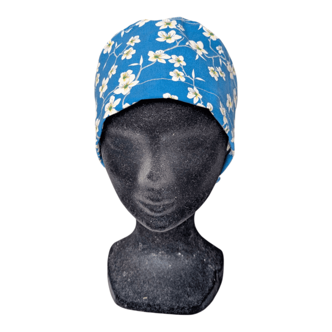 Le calot Fleurs du Japon séduit par son fond bleu profond et ses délicates fleurs blanches