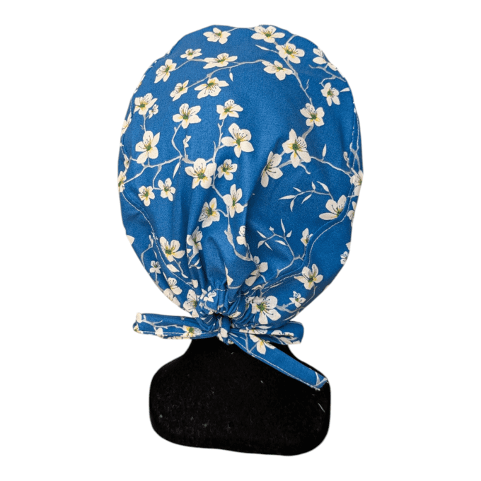 Le calot Fleurs du Japon séduit par son fond bleu profond et ses délicates fleurs blanches