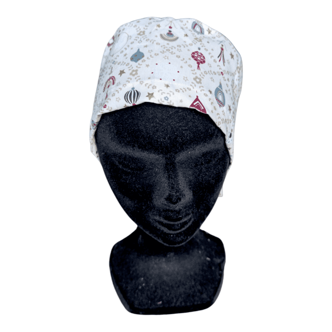 ses motifs dorés et rouges sur fond blanc évoquent la beauté de l’hiver et la magie des fêtes, tout 