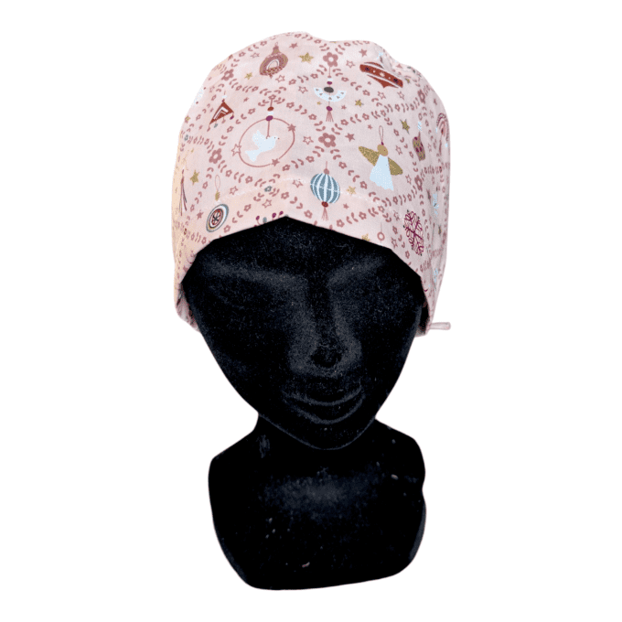 ses motifs dorés et rouges sur fond rose évoquent la beauté de l’hiver et la magie des fêtes, tout e