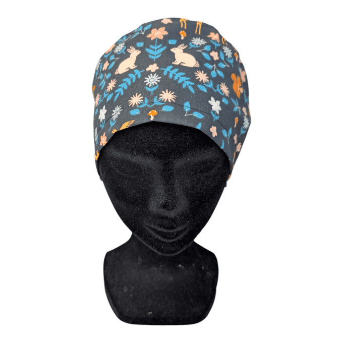 Ses motifs floraux aux teintes douces et naturelles, accompagnés de petits animaux de la forêt