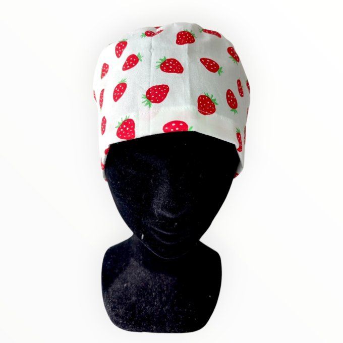 un fond blanc éclatant, agrémenté de jolies fraises rouges vives aux détails verts, pour une touche 