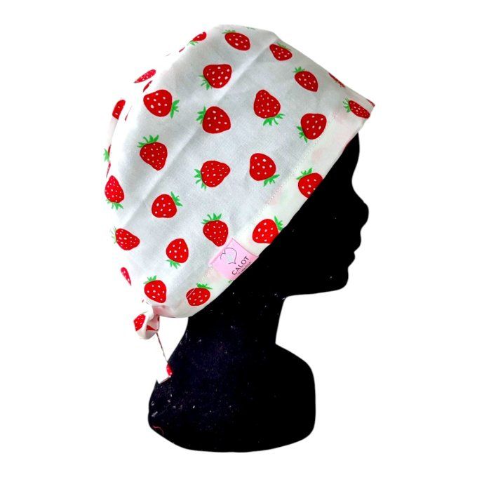 un fond blanc éclatant, agrémenté de jolies fraises rouges vives aux détails verts, pour une touche 