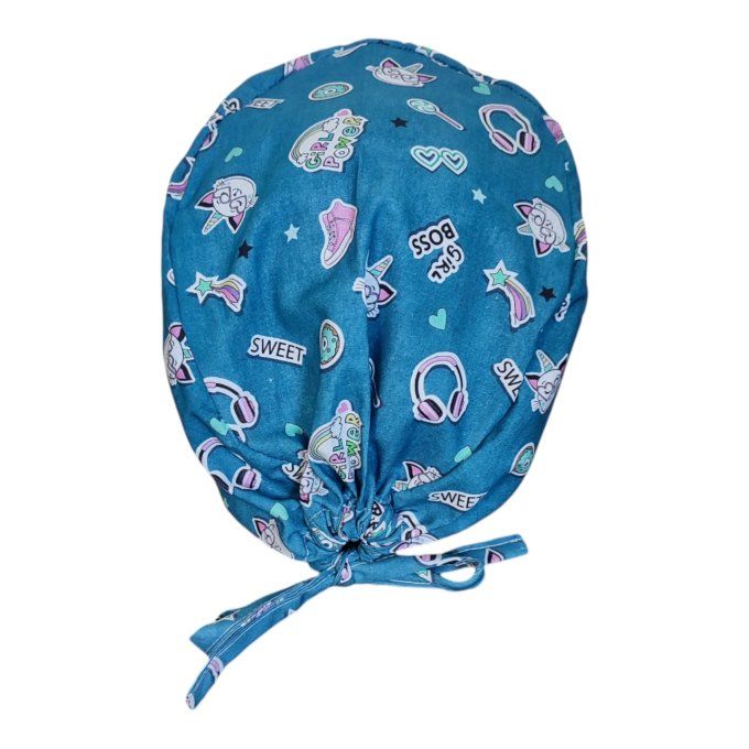 un modèle dynamique au fond bleu effet denim, agrémenté de motifs kawaii : cœurs, bonbons, écouteurs