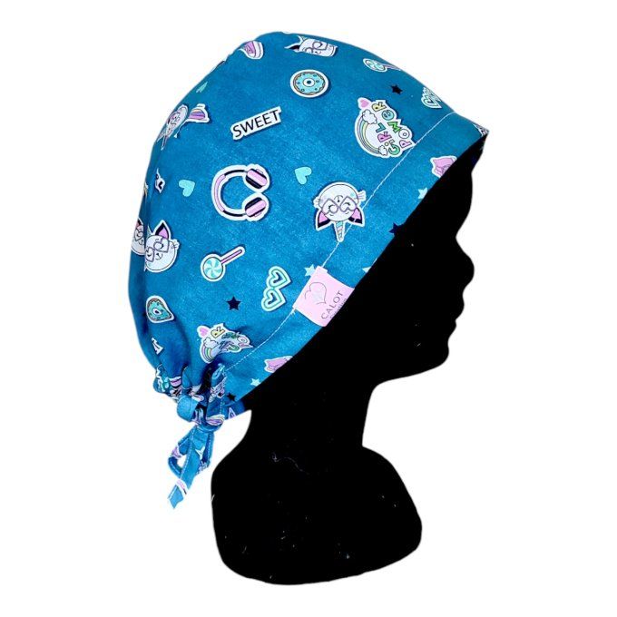 un modèle dynamique au fond bleu effet denim, agrémenté de motifs kawaii : cœurs, bonbons, écouteurs